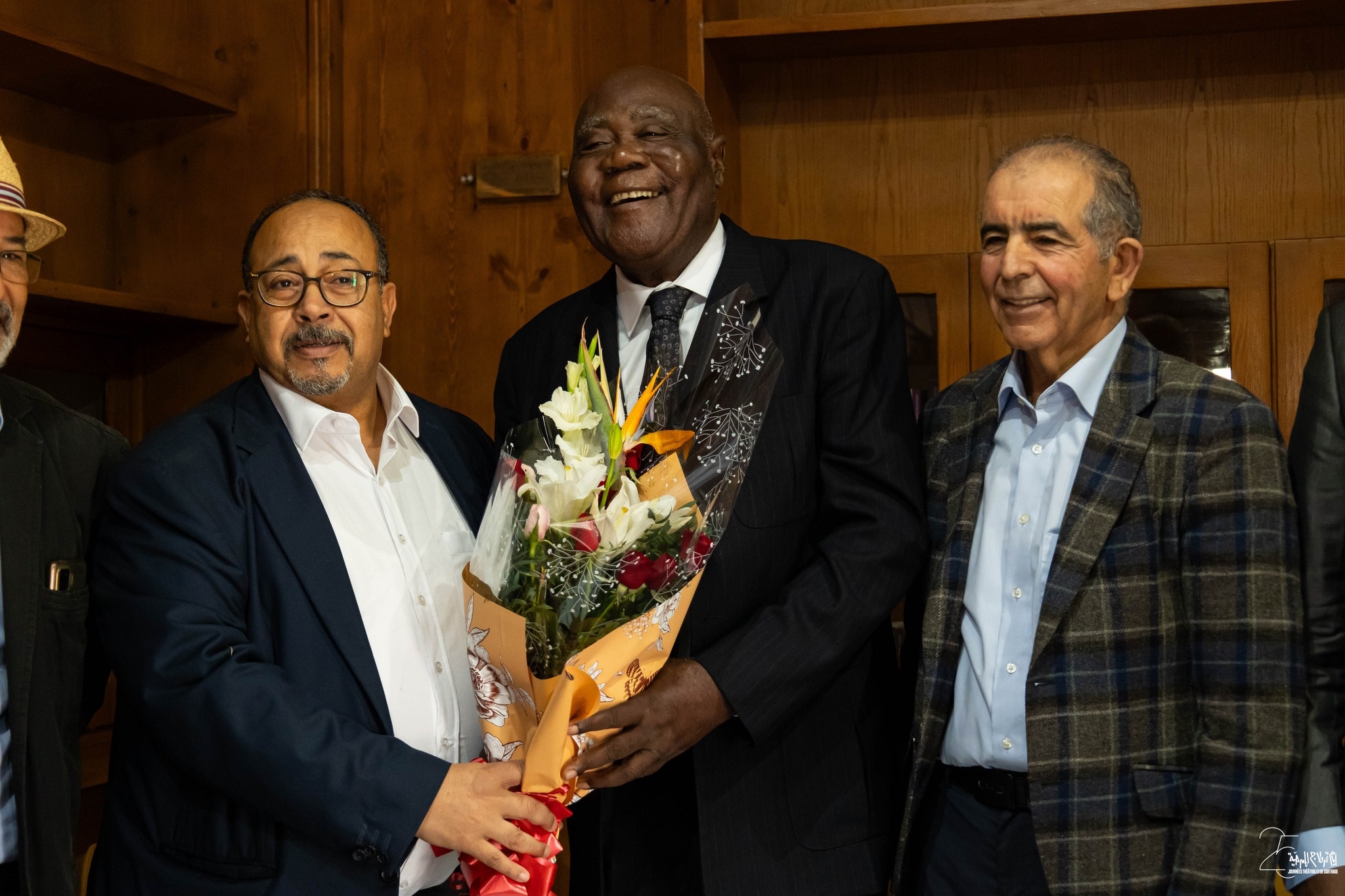 أمس بالفن الرابع.. تكريم عميد المسرح الكاميروني أمبرواز مبيّا..   مسيرة فاعلة وعلاقة قوية بأيام قرطاج المسرحية والفاعلين بالفن الرابع بتونس